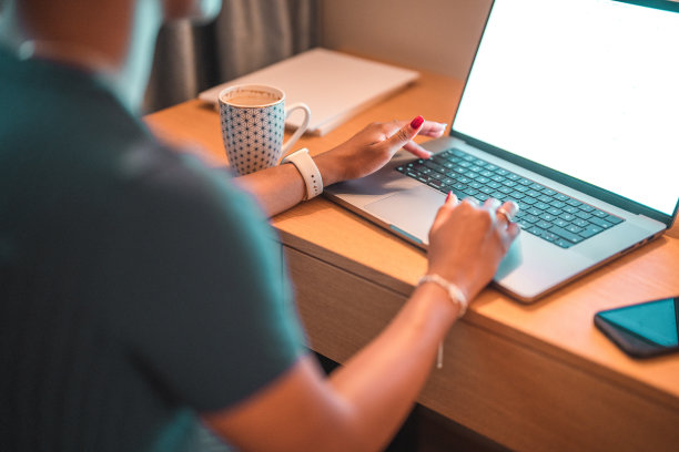 年轻女子在家里用电脑学习图片下载
