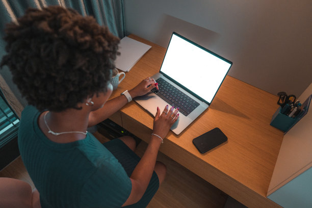 年轻女子在家里用电脑学习图片下载