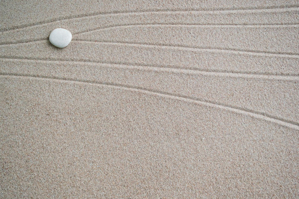 日本禅意花园，卵石和沙子上的线图片下载