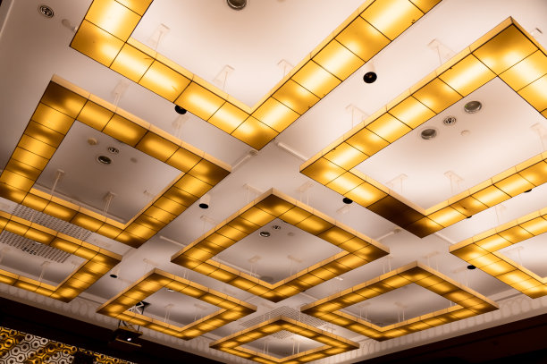 概念吊灯，白色天花板上的黄色方形灯图片下载