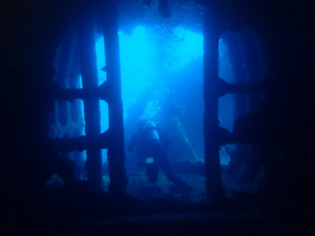 沉船潜水图片下载