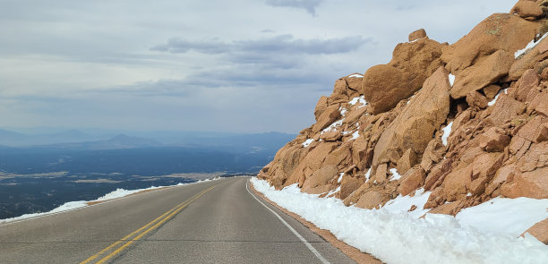 被雪覆盖的岩层图片下载