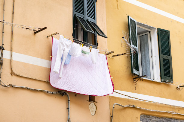 室外用绳子将干净的衣服挂在晾衣绳上晾干。意大利street.italy图片下载