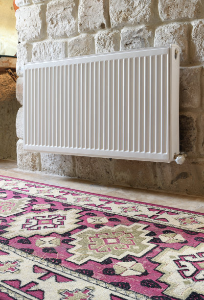 公寓里的白色散热器。散热器。图片下载