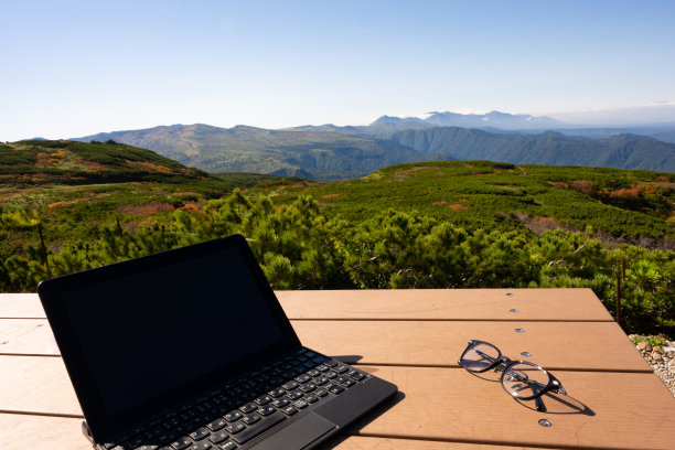 在秋高地度假胜地远程工作图片下载