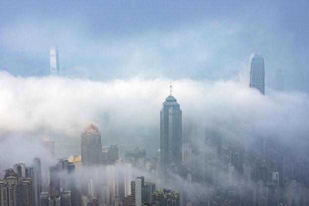 香港市中心的摩天大楼在雾中图片下载