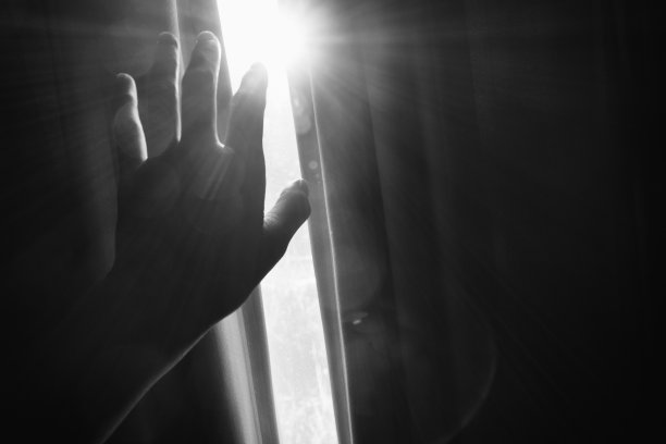 一只手打开窗帘，阳光照进来图片下载