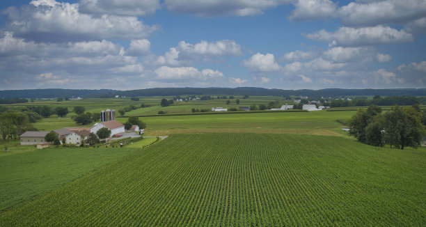 无人机视图的阿米绪乡村谷仓和筒仓，一个兵团和农田的补丁工作图片下载