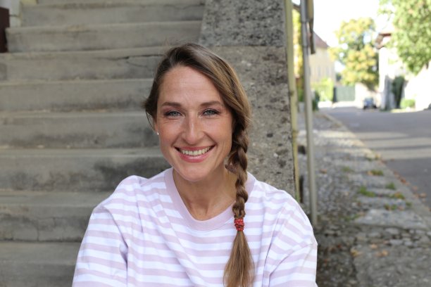 一个可爱的随意发型的女人图片下载