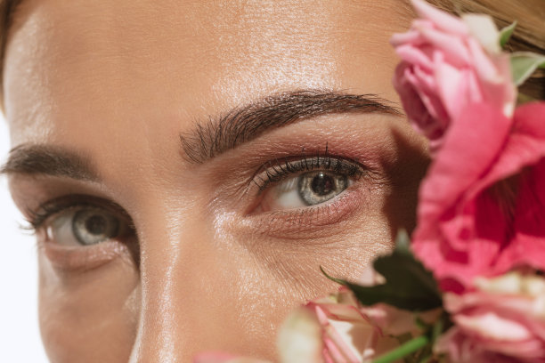 蓝色的眼睛和完美的眉毛。特写美丽的年轻女孩看着相机的肖像。概念化妆品、彩妆、生态治疗、护肤。图片下载