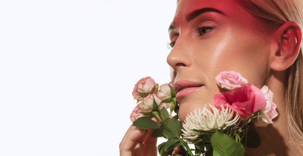 美丽肖像的魅力年轻金发女人花孤立在白色的背景。化妆品，自然美和美学的美容观念。图片下载