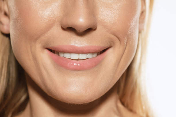 特写女性的嘴唇，脸颊和鼻子孤立在白色的工作室背景。美容概念，护肤，化妆品，整形手术，广告图片下载