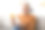 成熟的男人在家里使用电话和信用卡图片下载