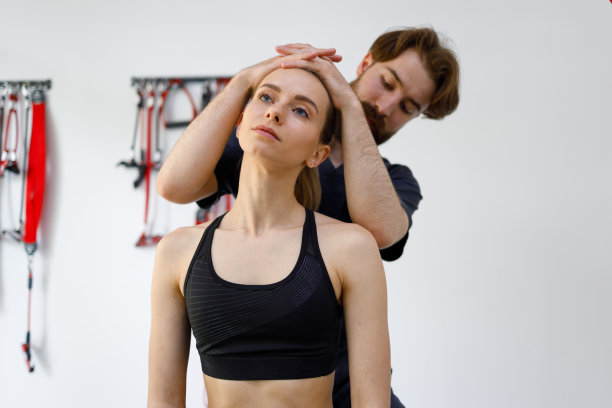 颈椎疼痛。理疗师按摩一个女人的脖子。女性患者在预约脊椎指压治疗师时图片下载