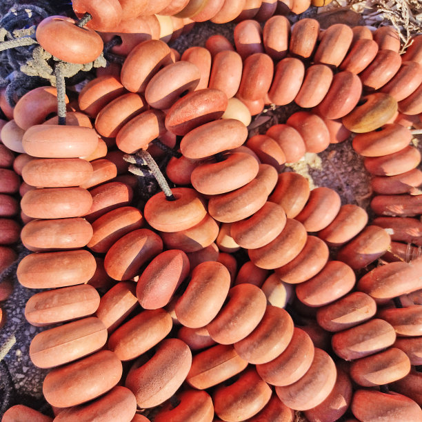 橙色浮子的钓鱼绳特写图片下载