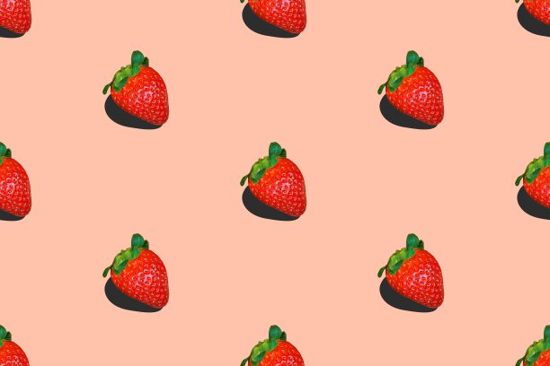 无缝的食物图案从成熟的草莓在粉红色的背景图片下载