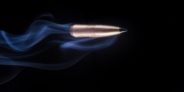 后面有蓝色烟雾的高速子弹图片下载