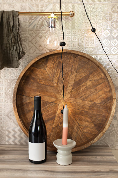 餐桌设置的事件，派对，日期或婚礼酒瓶葡萄酒，木托盘和蜡烛在厨房柜台。美丽的夜晚，浪漫的情人节，桌上的红酒和蜡烛。图片下载