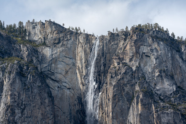 约塞米蒂国家公园的瀑布图片下载