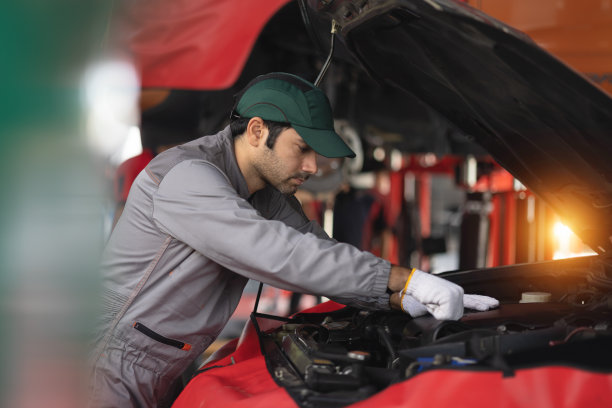 汽车机械师正在检查汽车损坏的零件状况。汽车修理厂的车辆诊断和修理，汽车保养检查和维修保险的概念。图片下载