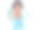 一名年轻女子独自站在诊所里，展示手机上的新冠肺炎护照图片下载