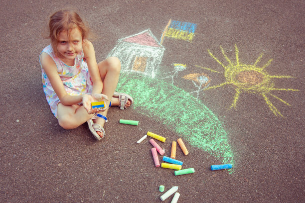 一个来自乌克兰的孩子用粉笔画画。图片下载