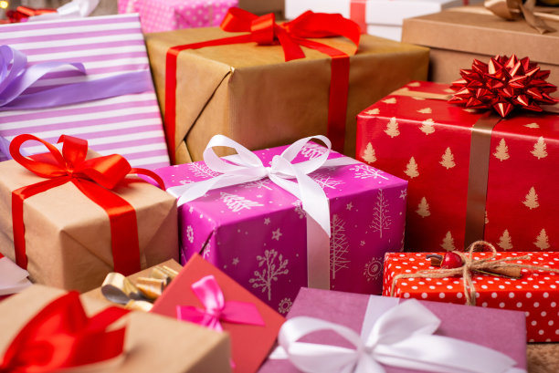 装饰过的圣诞礼物用包装纸聚集在地板上图片下载