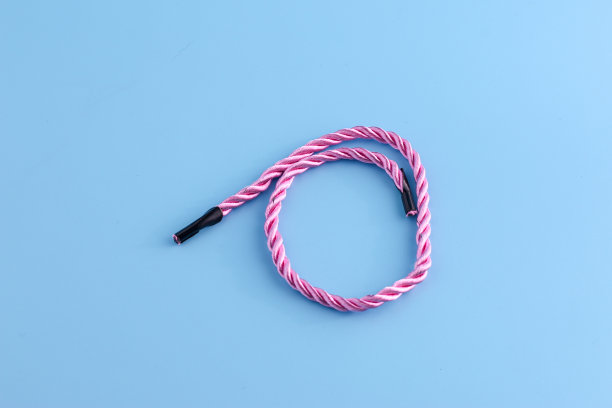 蓝色背景图片与柔和的粉红色绳子图片下载