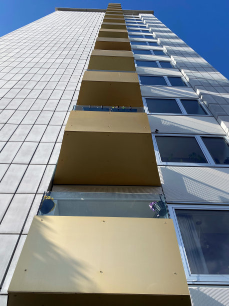 带有金色阳台的斯堪的纳维亚式摩天大楼图片下载