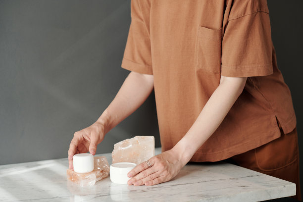 穿着休闲装的年轻助理为拍摄商业广告创作构图图片下载