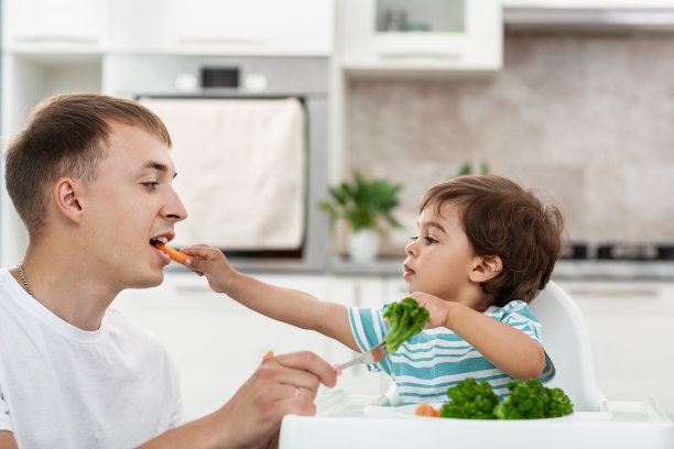 布莱克家的孩子吃西兰花。有机卷心菜和食物。富含维生素的健康蔬菜图片下载