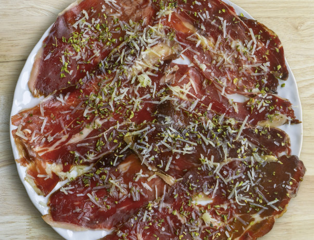 典型的西班牙肉干，牛肉。西班牙牛肉和腌火腿。塞西娜·德·利亚N块加萨莫拉奶酪图片下载