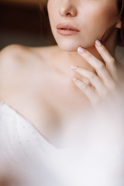 美丽的概念。一个美丽的年轻艳丽的褐发女人的肖像与明亮的粉色卷发彩妆。影棚拍摄,裁剪。面部护理。美容、护肤、水疗图片下载