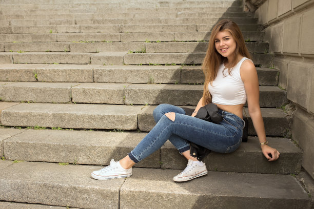 女人坐在图片下载