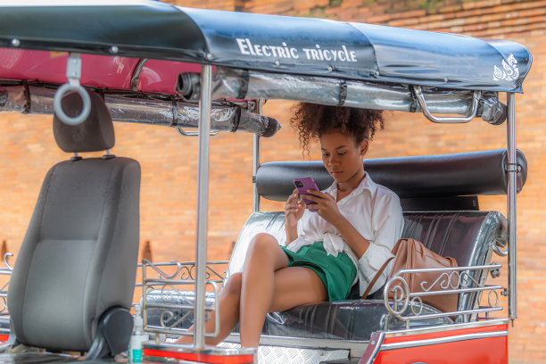 来自东南亚的亚洲游客在泰国清迈乘坐突突车旅行并拍照。图片下载