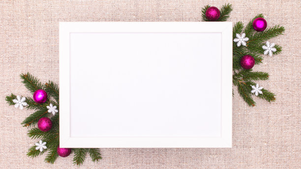 白色复制空间框架装饰杉木树枝和粉红色的饰品。圣诞概念平铺图片下载