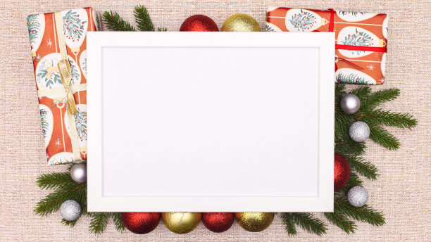 白色复制空间框架与杉木树枝，饰品和礼物。圣诞节的概念。平躺图片下载