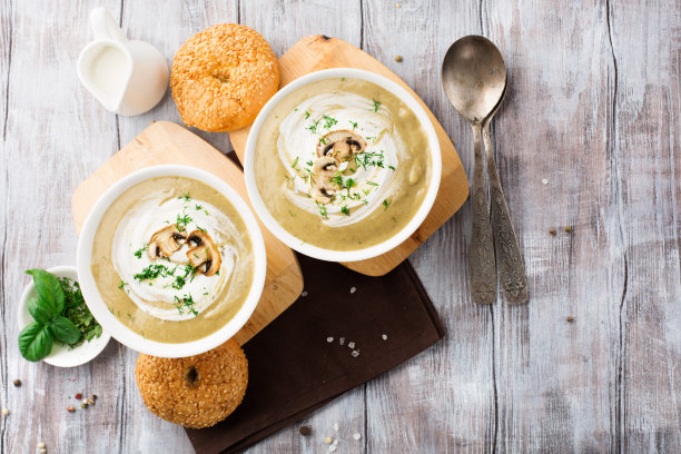 自制蘑菇奶油汤白色木桌。图片下载