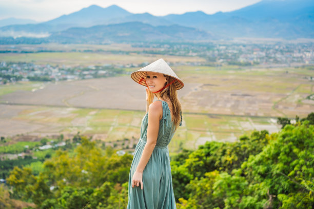 年轻的女游客戴着传统的越南帽子前往越南图片下载