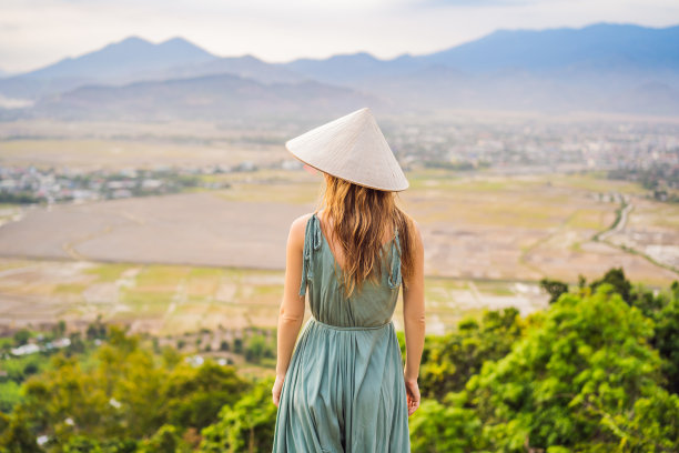 年轻的女游客戴着传统的越南帽子前往越南图片下载