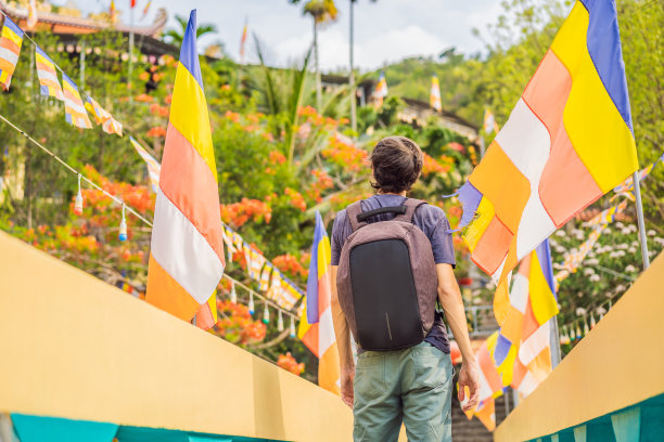 年轻的旅行者与背包在越南图片下载