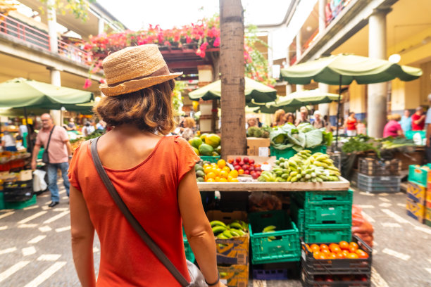 在马德拉省丰查尔市的农贸市场，一名戴着帽子的游客。葡萄牙图片下载