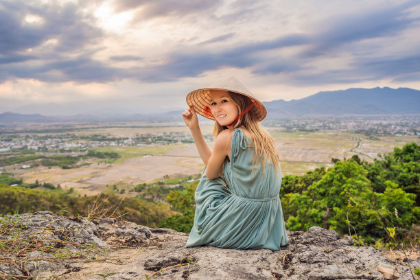 年轻的女游客戴着传统的越南帽子前往越南图片下载