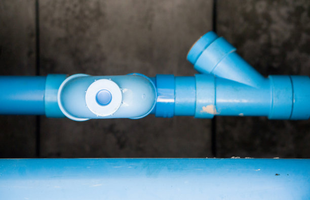 近距离U-TRAP PVC反气味保护安装在建筑工地。底视图图片下载