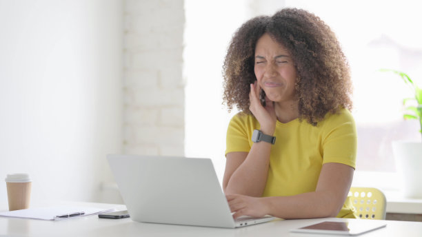 非洲妇女在工作时牙痛图片下载