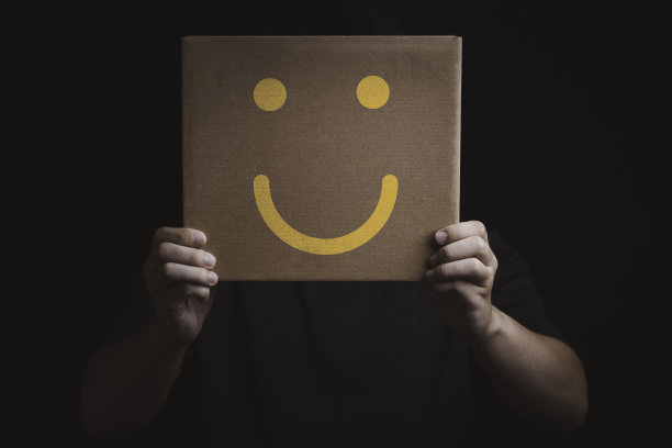 男士手握棕色，面带黄色的微笑，积极的心态和客户评价理念的优秀结果。图片下载