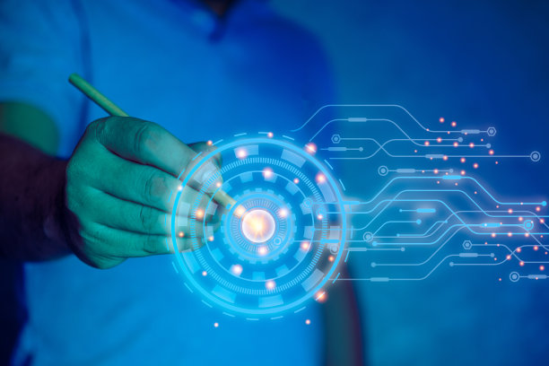 人使用铅笔数字点未来的虚拟屏幕全息图。图片下载