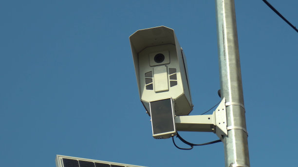 监控路上车辆违章行为的摄像头。把照相机架在杆子上。图片下载