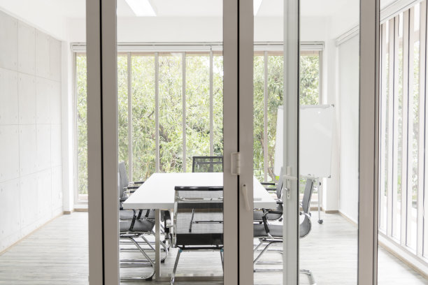 商务办公室模糊背景会议室灯光散景公司教育活动。会议室模糊抽象的背景。模糊背景办公室现代大堂城市装饰空房间图片下载