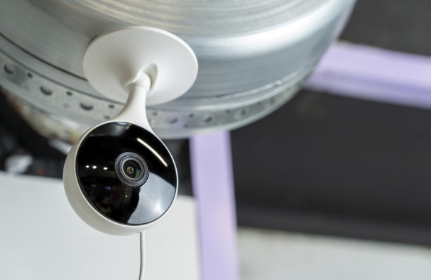 食品中心或商场的闭路监控摄像头。在通风管道安装闭路电视摄像头，以监控咖啡厅的厨房工作人员图片下载